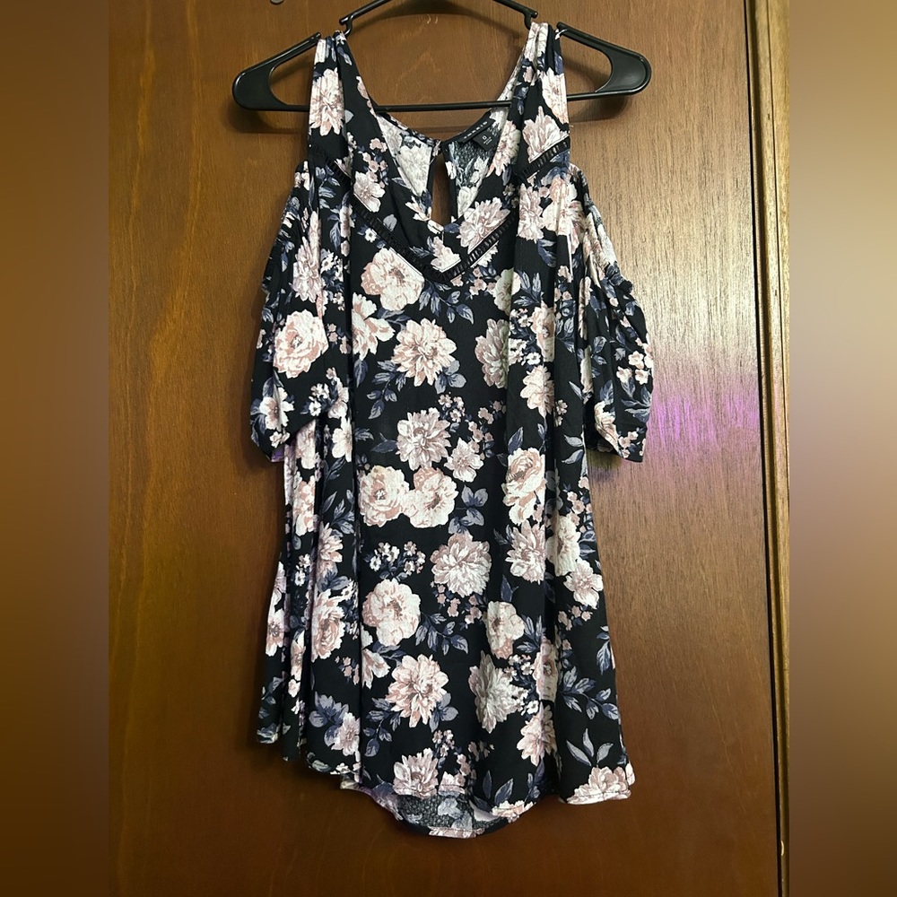 Torrid V Neck floral cold shoulder top size 0